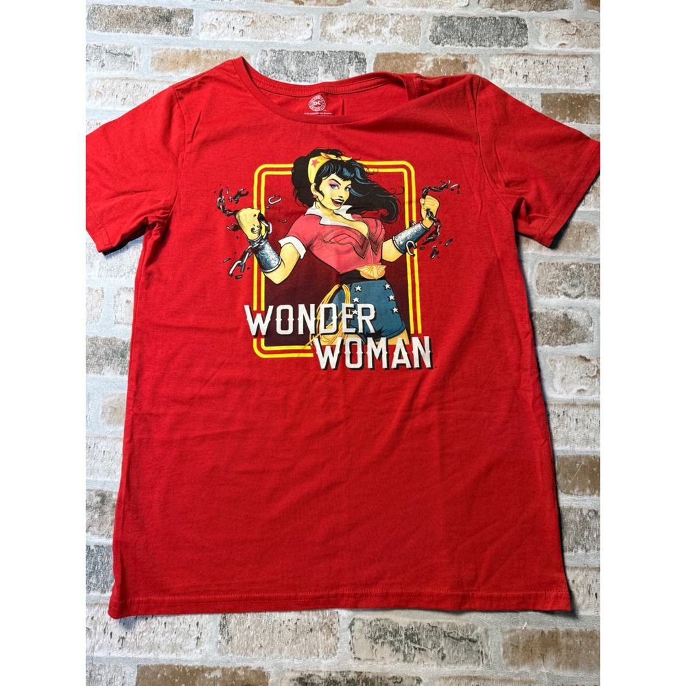 DC Comics Originals Wonder Woman Graphic T-Shirt Red Medium Retro Comic